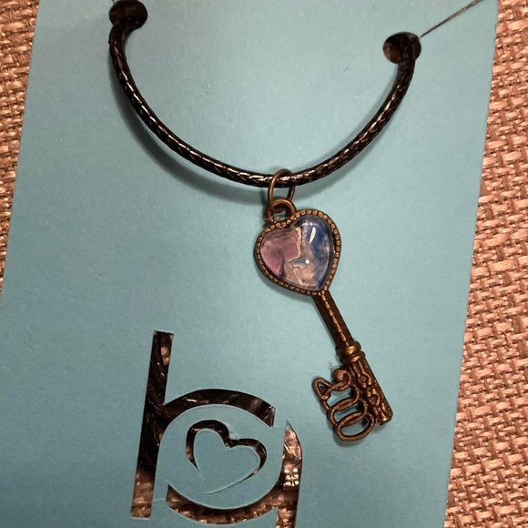 Brand New - Charming Key with a Heart on a Leather Strap - Picture 2 of 2